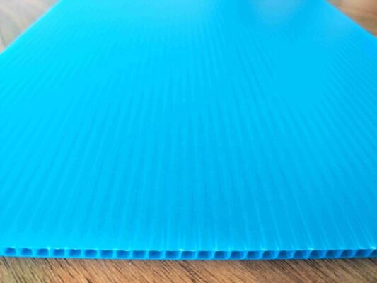 यूवी प्रतिरोधी पुनर्नवीनीकरण योग्य जलरोधी प्लास्टिक शीट औद्योगिक पैकेजिंग के लिए नालीदार पीपी शीट