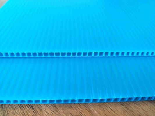 यूवी प्रतिरोधी पुनर्नवीनीकरण योग्य जलरोधी प्लास्टिक शीट औद्योगिक पैकेजिंग के लिए नालीदार पीपी शीट