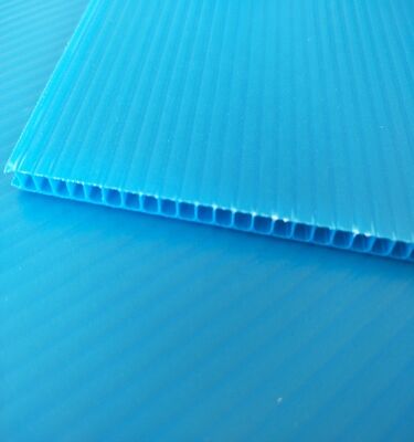 बॉक्स पैकेजिंग के लिए कस्टम आकार पुनर्चक्रण योग्य वाटरप्रूफ पीपी प्लास्टिक नालीदार शीट