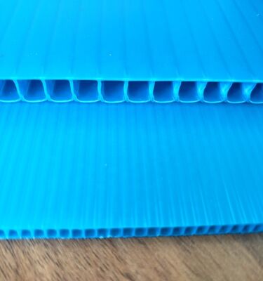 बॉक्स पैकेजिंग के लिए कस्टम आकार पुनर्चक्रण योग्य वाटरप्रूफ पीपी प्लास्टिक नालीदार शीट