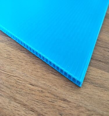 बॉक्स पैकेजिंग के लिए कस्टम आकार पुनर्चक्रण योग्य वाटरप्रूफ पीपी प्लास्टिक नालीदार शीट